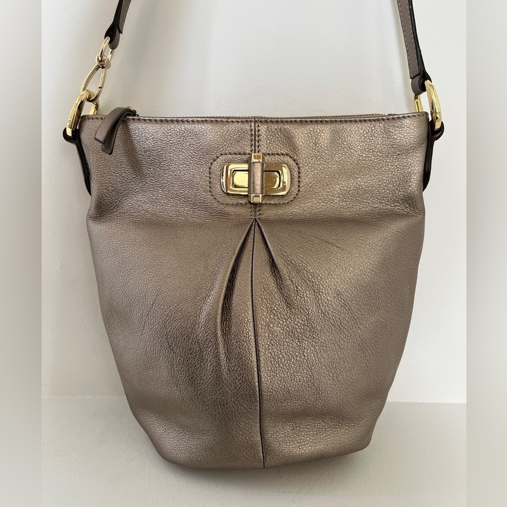B. MAKOWSKY Metallic Gold Leather Crossbody Bucket Bag Turn Lock Dust Bag Chic